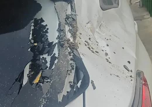 车被挖掘机撞了，明明说好了私了，对方也认可4S店的维修价，结果车修好后，这人直接
