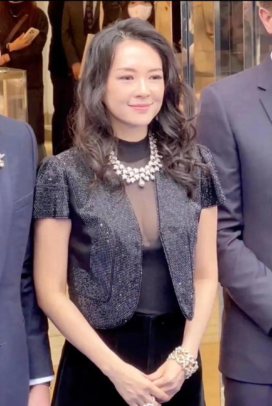 46岁章子怡成都现身，无滤镜状态引热议宝子们，娱乐圈又有大动静！46岁