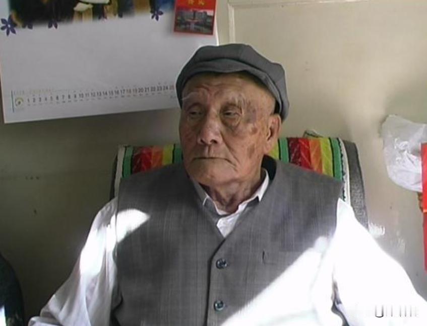 1940年延安，毛主席去食堂时，一个人拎着木棍朝毛主席后脑勺砸去，千钧一发之际，