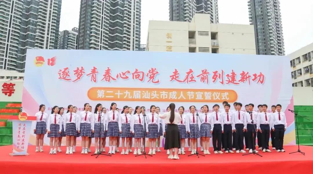 高二女学生，暑假应该去补课，还是出去旅行？我的女儿马上就要高三了，成绩中等，她