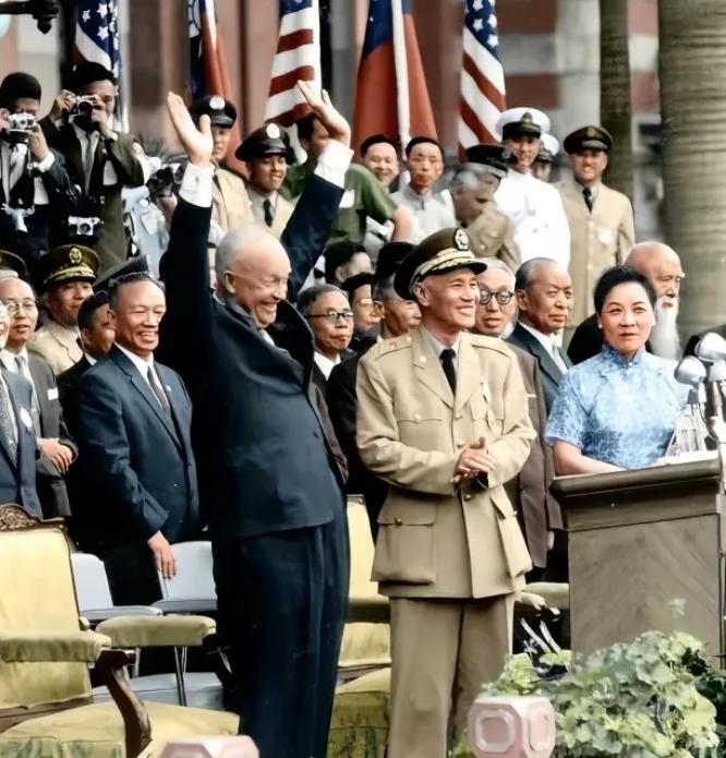 1960年6月，毛主席得知美国总统艾森豪威尔要窜访台湾的消息后，在最高国务会议上