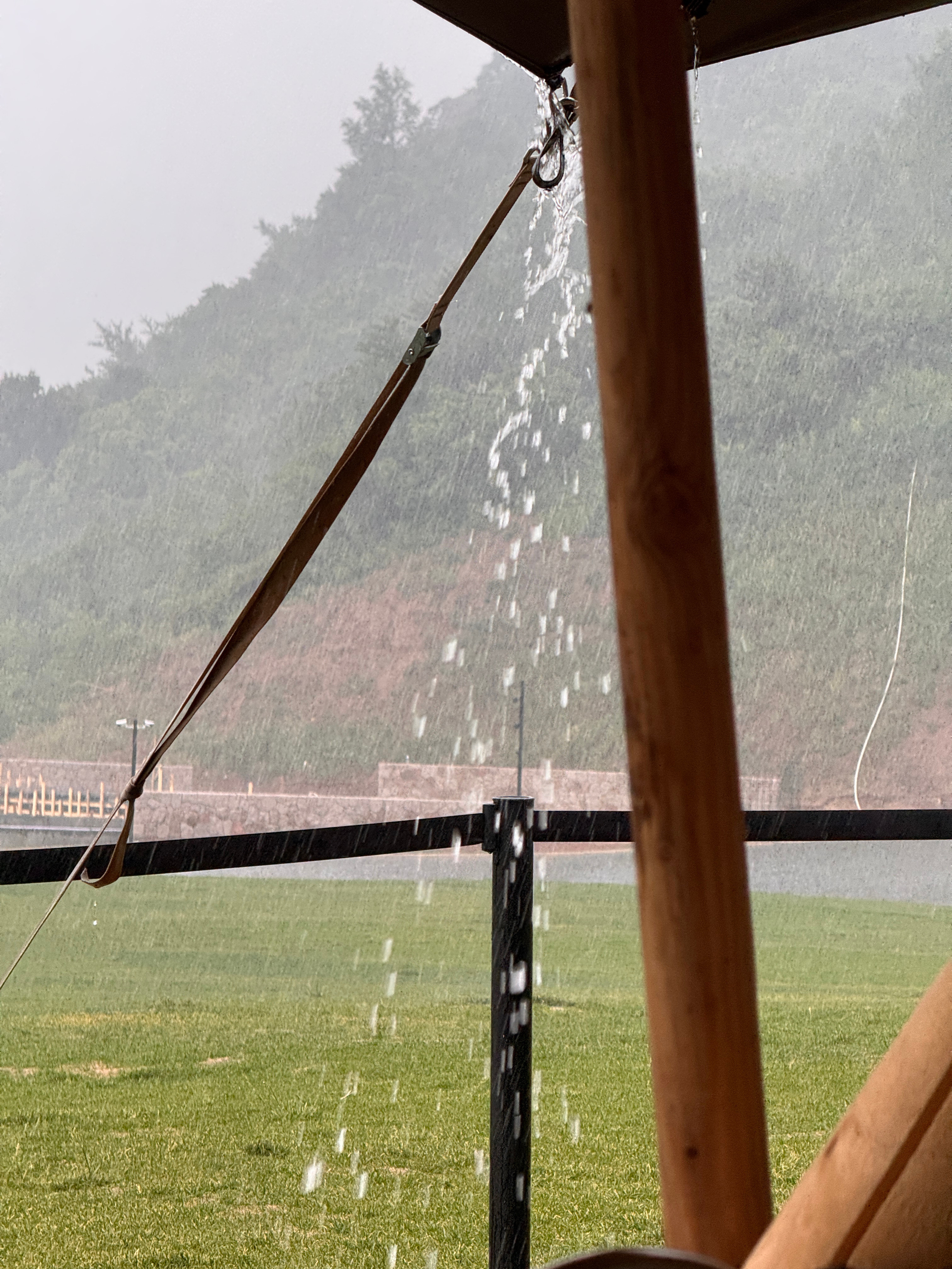 这么大的雨，如果我还在户外工作……是不是要给我点个赞[笑着哭][笑着哭][笑