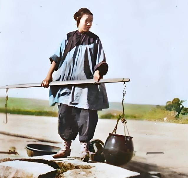 清朝，有个农妇去卖鸡蛋，走到半路被一群土匪糟蹋了，完事了，她见篮子里的鸡蛋还好端