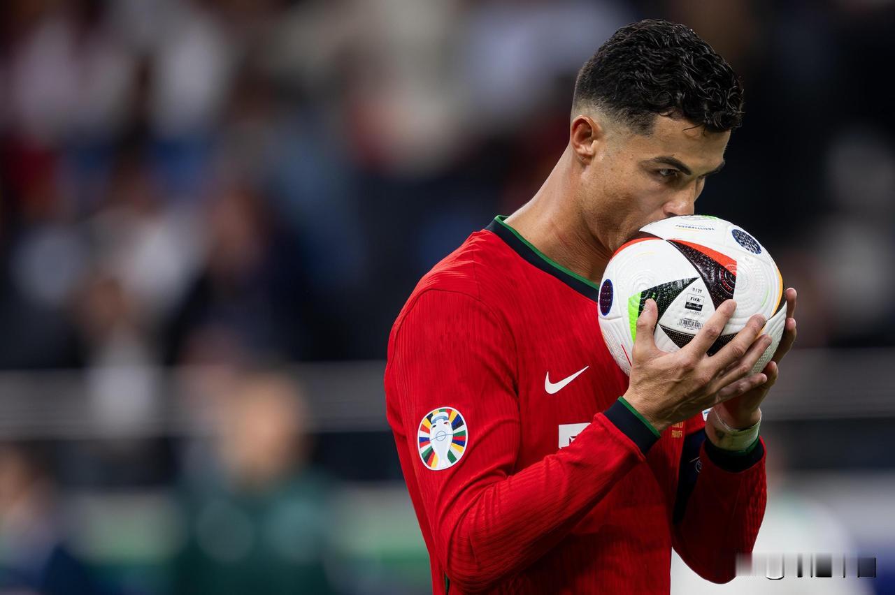 足球巨星C罗与筷子有着不解之缘。C罗向来喜爱中国文化与中国球迷，世界杯结束后签约