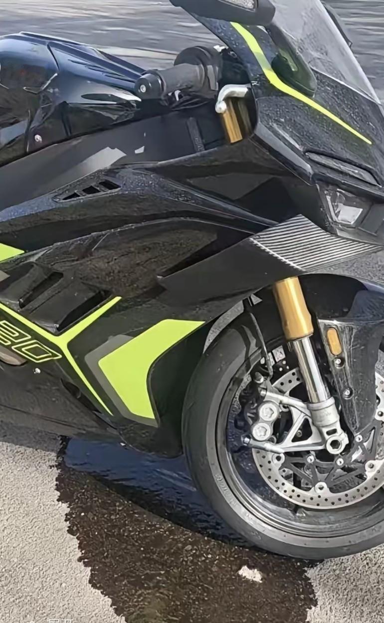 张雪机车提车6天就出故障，曲轴箱破裂漏出一大滩黑色液体，维权车主遭网暴删视频，账