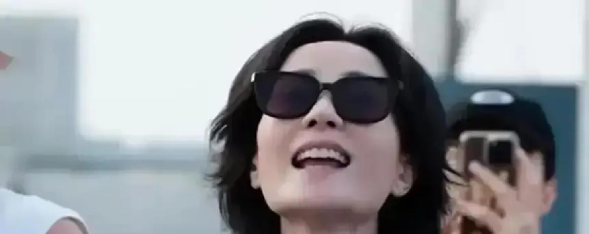 李亚鹏掏4万块给窦靖童订了三张头等舱机票，结果人家小姑娘转头自己掏2800改成了经济舱这事一传出来网
