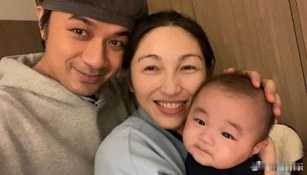 古巨基官宣二胎本是大喜事，却因妻子57岁超高龄产子，瞬间引爆全网猜疑！网友火速化