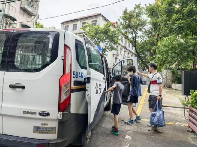广州荔湾，12岁和15岁的表兄弟从贵州遵义来投奔亲戚过暑假。结果亲戚临时接到工作