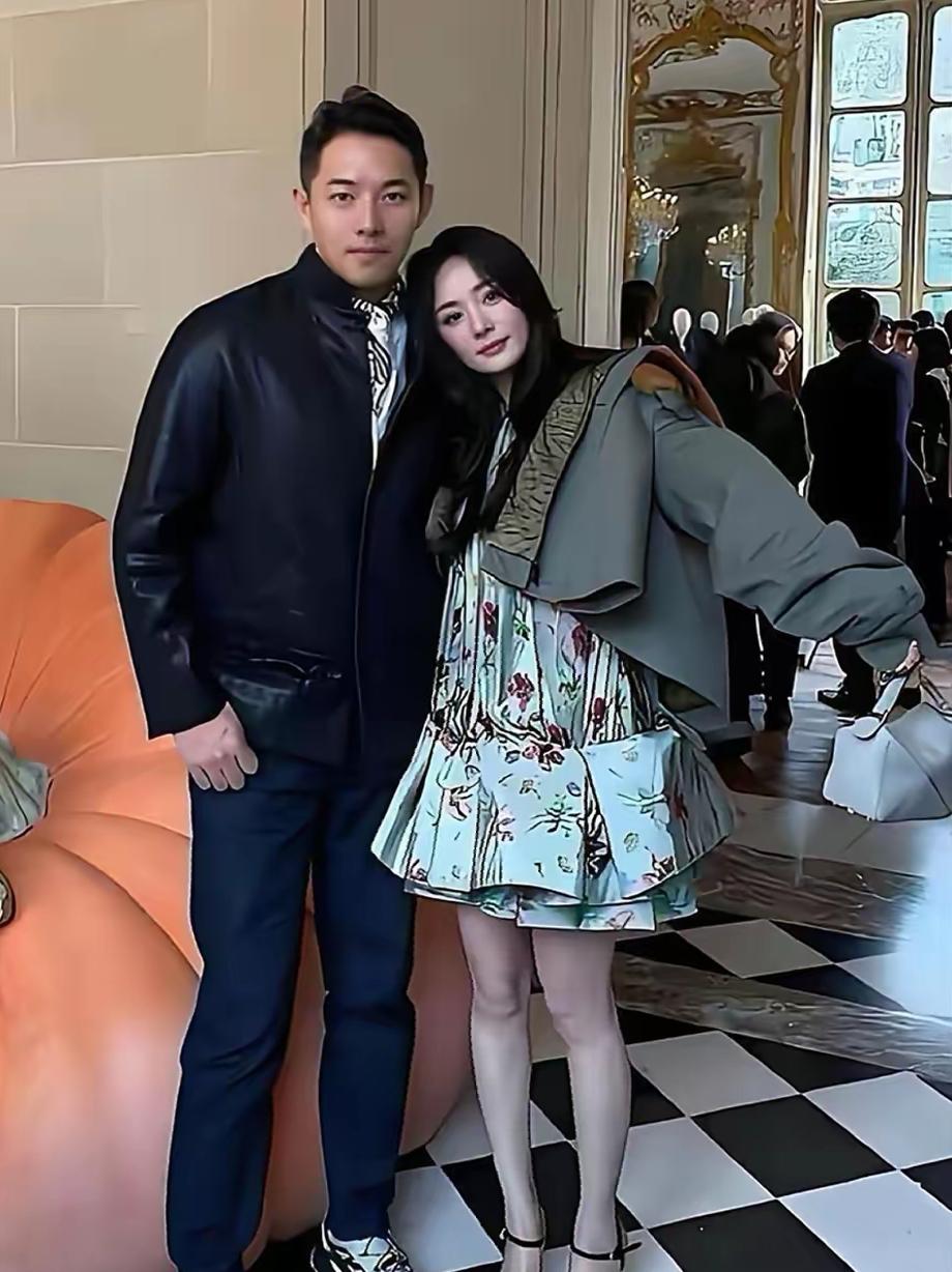 不管你们信不信，反正鲜花一般都是插在花瓶里，很少会插在牛粪上！[捂脸哭][捂脸哭][