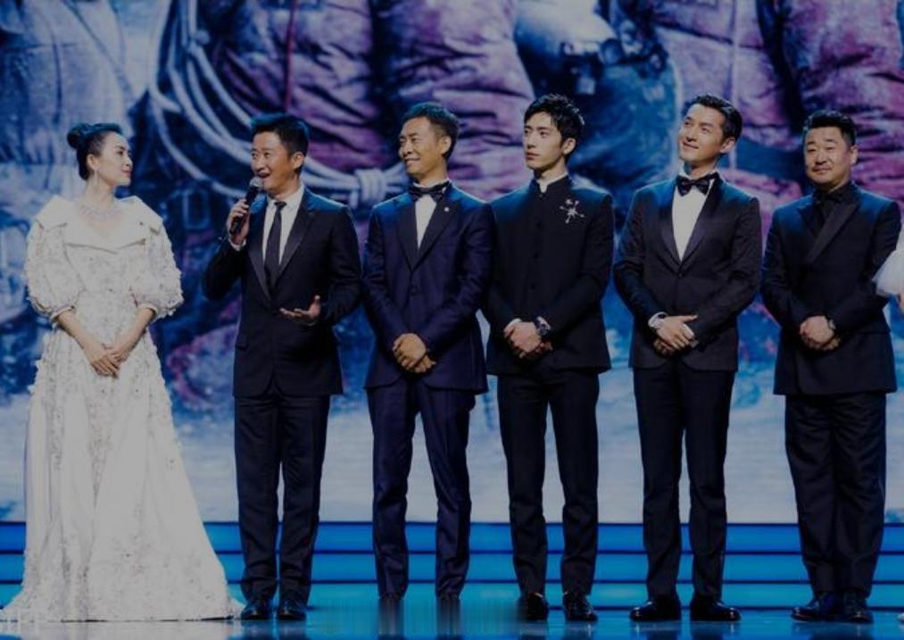 6星同框：我认出了身穿一袭白裙的章子怡，手执话筒的吴京，笑意粲然的张译，疏眉朗目