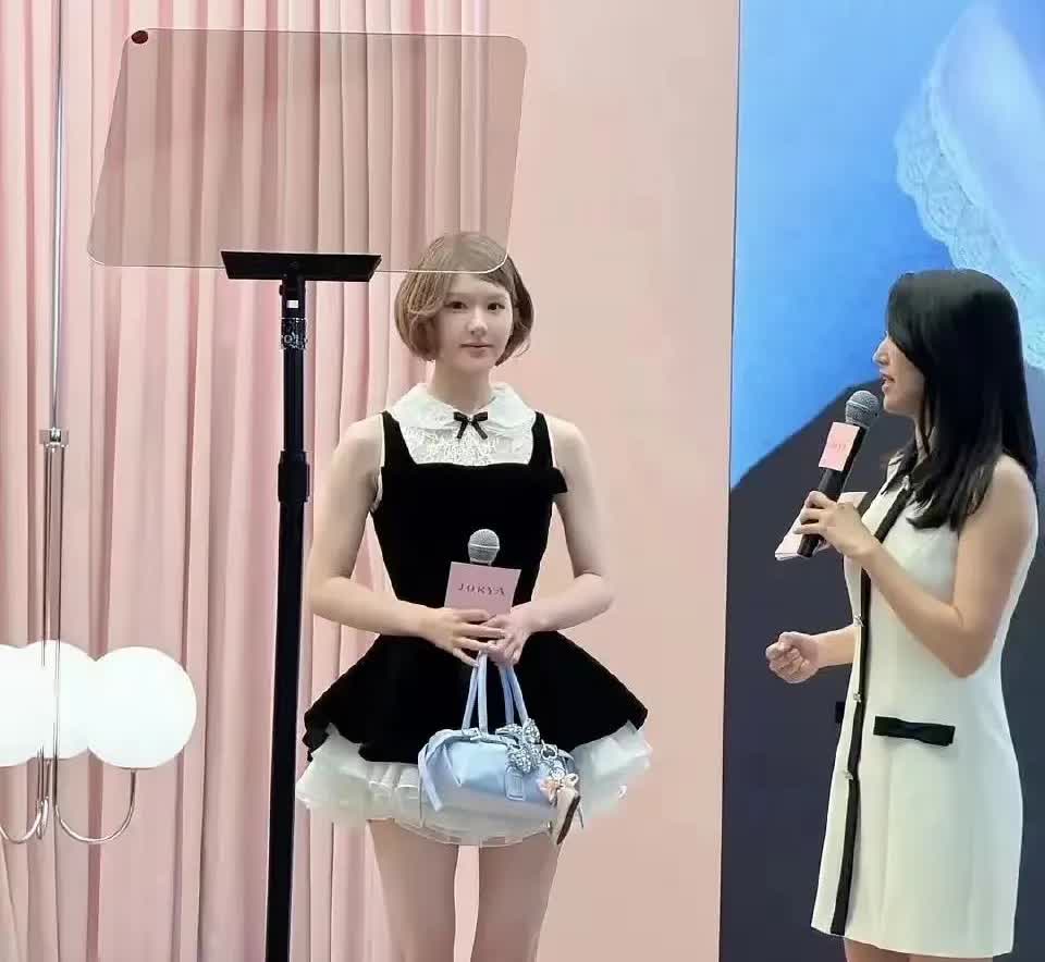 这赵露思真是败光了所有人的好感，现在还有谁喜欢她？要演技没演技，唱歌唱成那个