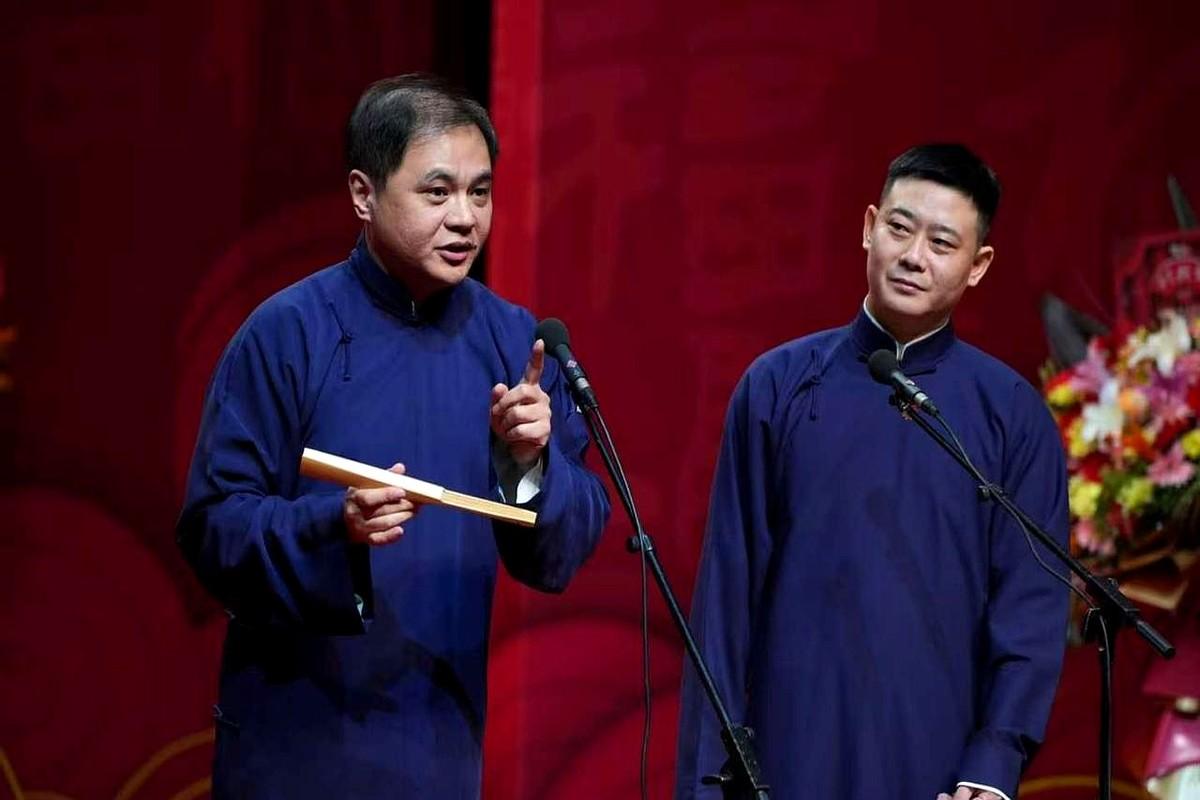 拿劳斯莱斯给观众取暖，这事儿有点意思。天津纲丝节这波操作，郭德纲夫妇直接把宠