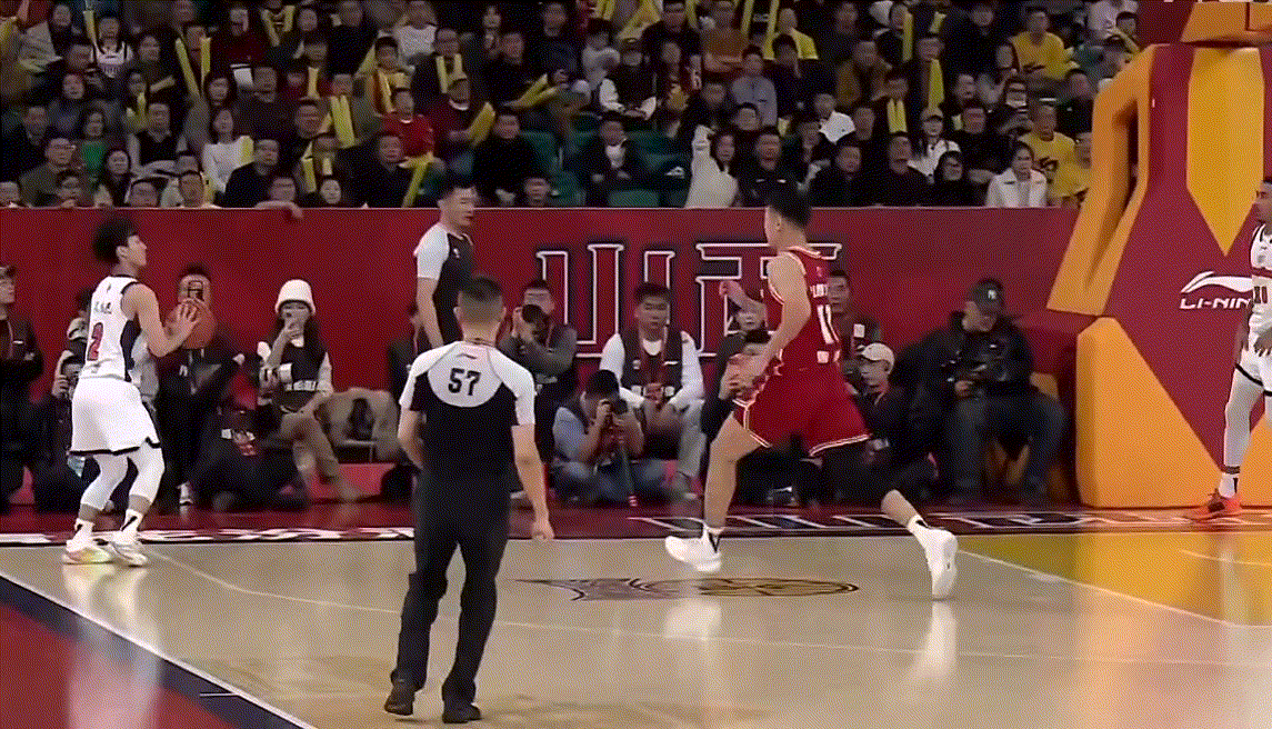 徐杰底角三分命中打停潘江！这段时间双小外阵容还不错，提速推转换反击的效果出来了山