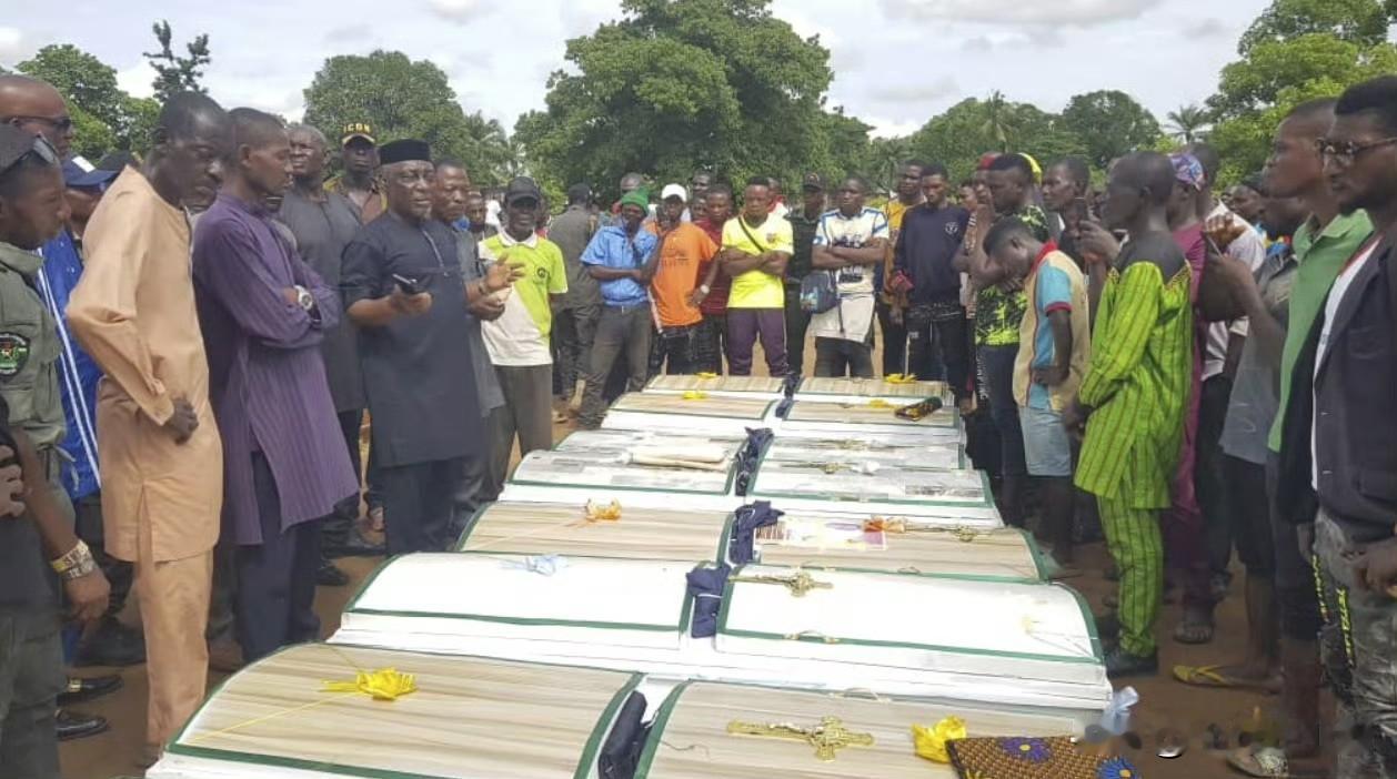 曾国藩在攻破太平天国南京时的奏折中说，“三日之内，毙贼十万余人。秦淮长河，尸首如