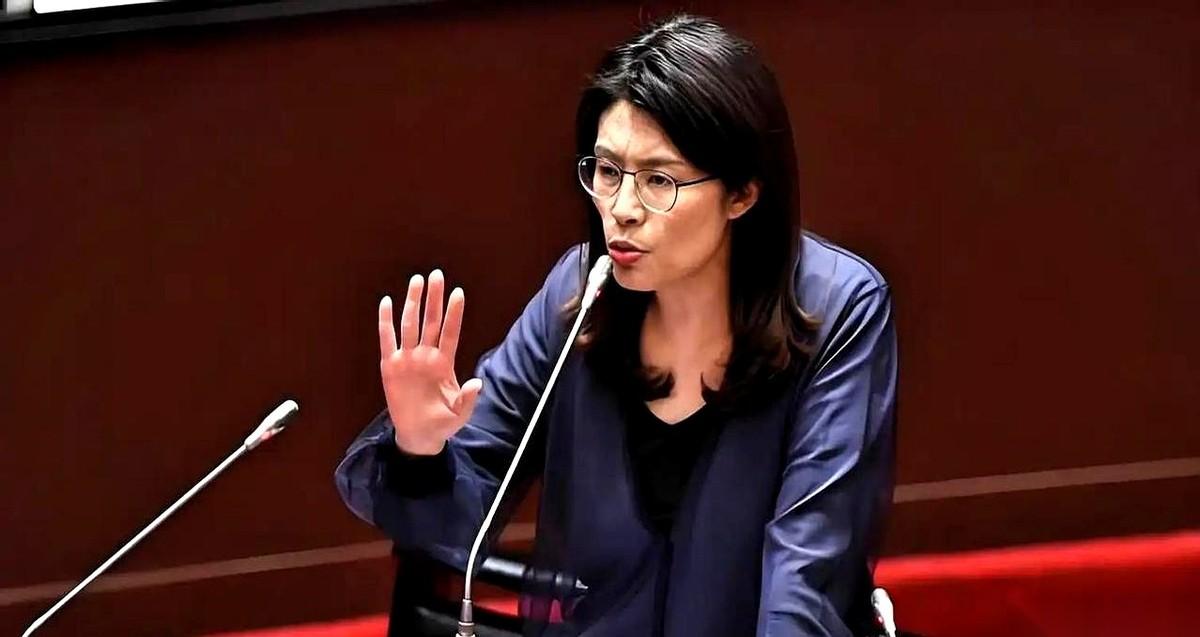 看郑丽文在大陆的讲话，你会发现一个奇怪的点。她全程几乎不说“我”这个字。话筒