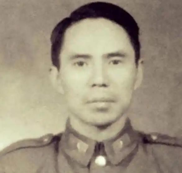 1949年，特务头子毛森，抓捕了一个交际花小姐，审讯时，毛森用刀划开她的衣服，轻