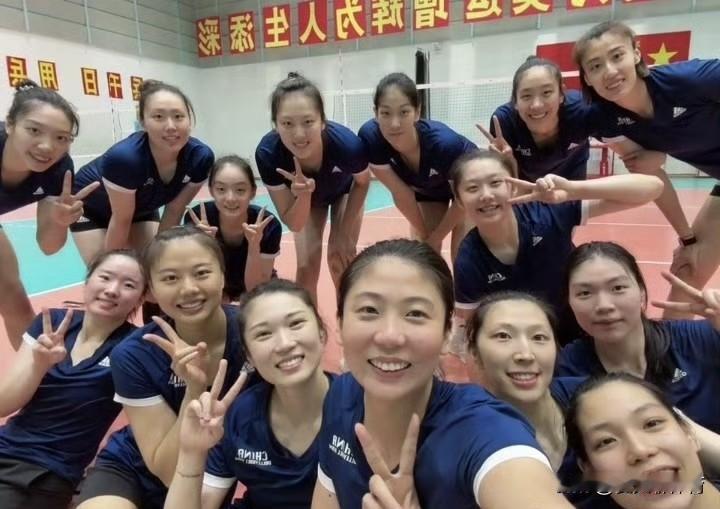 中国女排副攻4人组，高意、王媛媛、陈厚羽、万梓玥！高意社交媒体平台发出来的杀青照