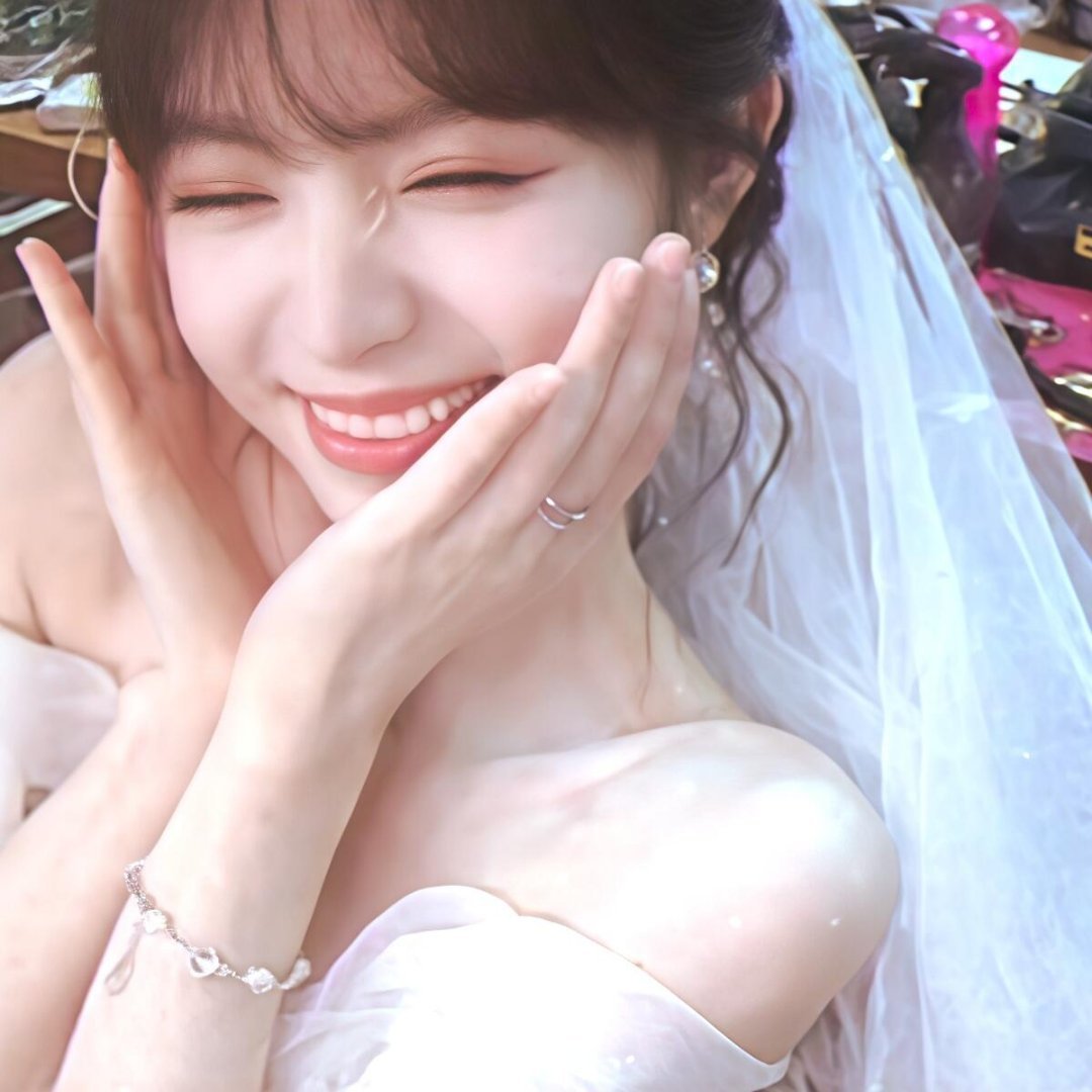 田曦薇你要嫁给我吗田曦薇婚纱造型也太美了吧！后面的蝴蝶结像两只小猫耳朵，和她本