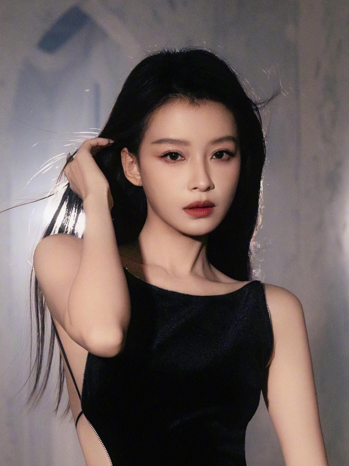 孙怡这组图是“冷艳教科书”？黑丝绒鱼尾裙裹出腰臀比，侧腰镂空+后背交叉绑带，把“