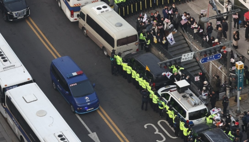 一上法庭就“生病”，尹锡悦犯了“韩国总统职业病”？ 21日，韩国首尔法院有关