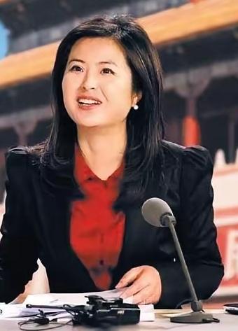 42岁的央视主持人张泉灵辞去工作后,趁着60岁的丈夫不注意,带着存款147万,前