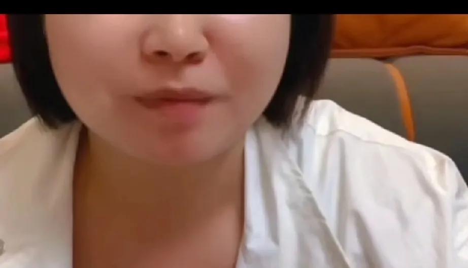 狂嫂说，为什么自己的孩子情愿认zei作父呢？说明她们(徐瑶)人品不行啊！不想认她