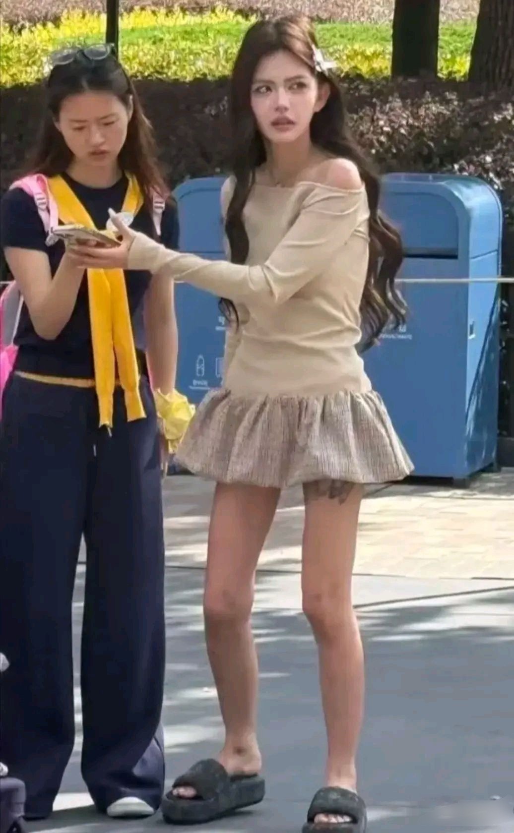 韩安冉带着两个女儿现身上海迪士尼，母女三人还有助理和保姆。本人和精修图差距挺大，