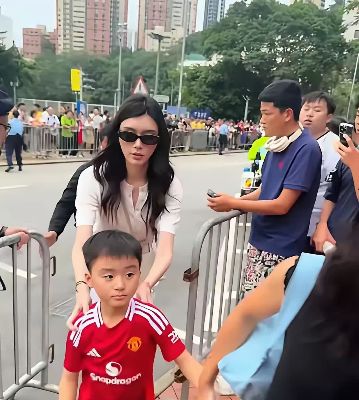 啊！赌王四房大孙子原来长这样啊！大家估计看完后也会跟我一样惊讶，这颜值有点想吐槽