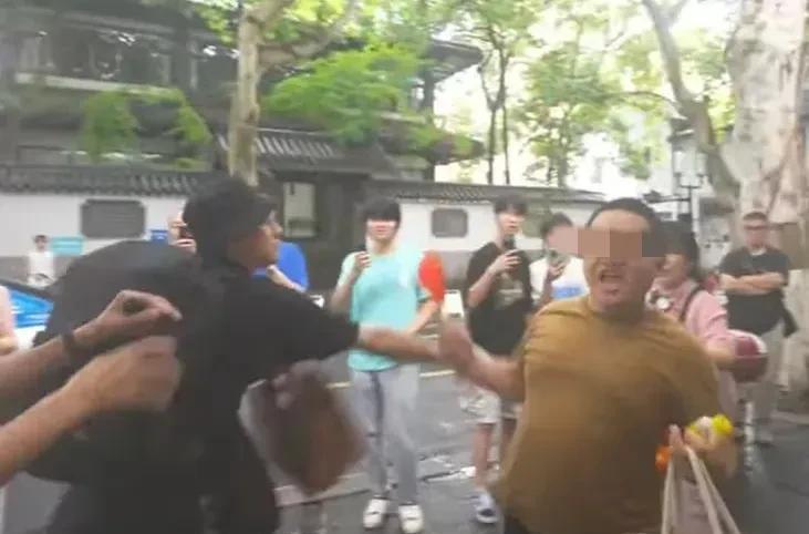 台湾省网红“馆长”今天到杭州吃完午餐走出餐厅后遇到一位抗议者，馆长表示，这位抗议