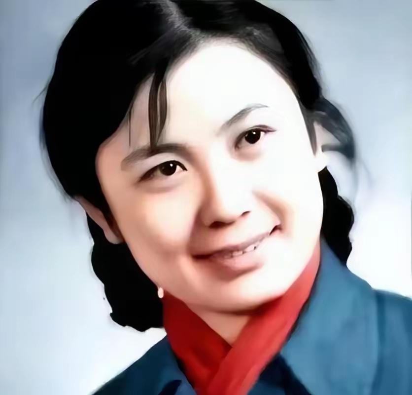 那年严凤英才十五，被人关起来糟蹋了，肚子大了，那男的却脚底抹油溜了。娃生出来