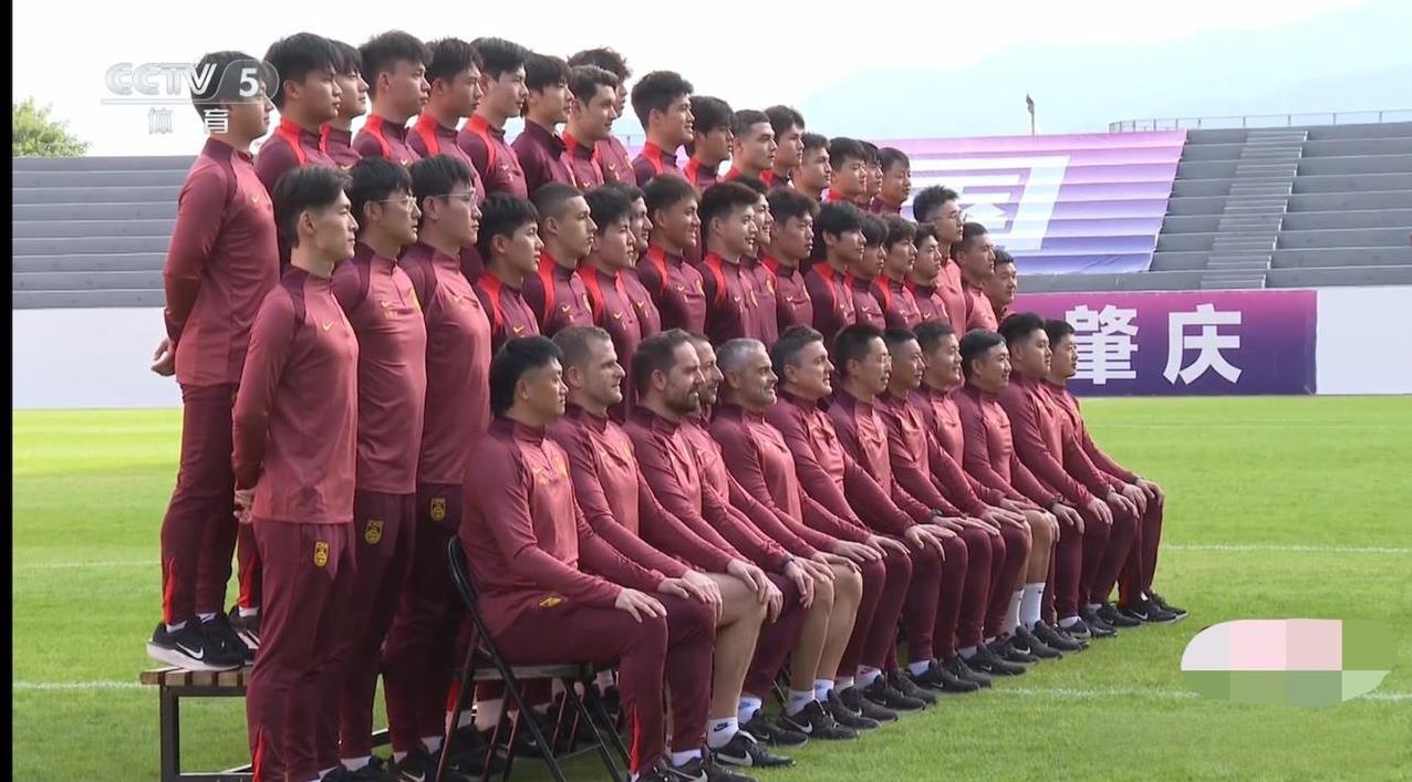 U23国足备战亚洲杯，26名球队前往迪拜，吴启鹏、李新翔因伤缺席，留洋球员王博豪