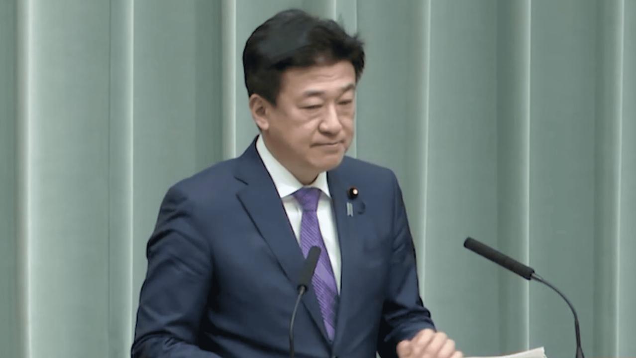 日本最终还是选择了妥协！在11月11日，据多家媒体报道，日本内阁官房长官在记者