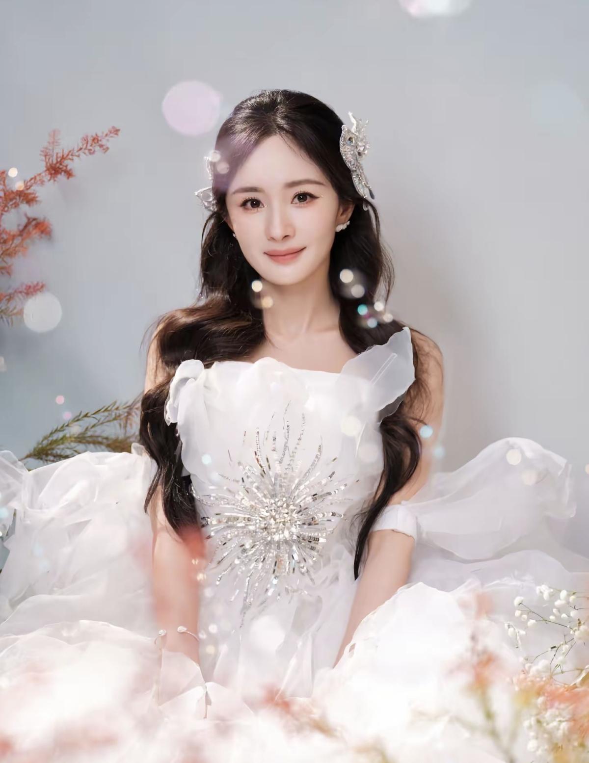 白纱、繁花、白鸽，杨幂把浪漫和温柔揉进了这组写真里，氛围感直接拉满抹胸白