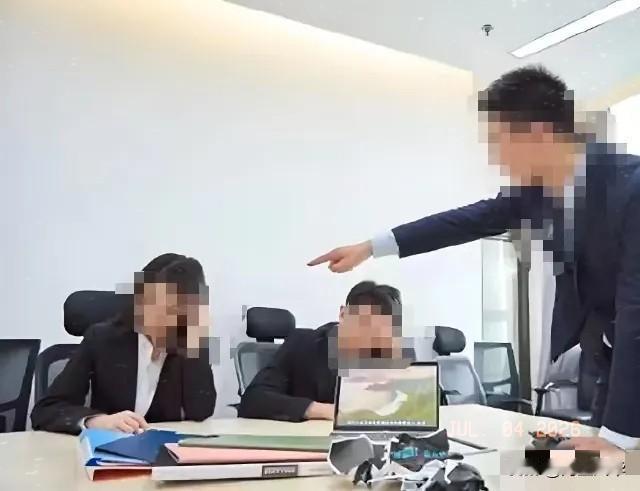 这个男的在单位当众侮辱女同事，先是骂人家，你太骚了！随后又跑进走廊重复辱骂，接