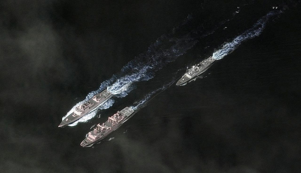 美国地理空间情报公司Vantor用高分辨率商业卫星捕捉到的，在菲律宾海活动的