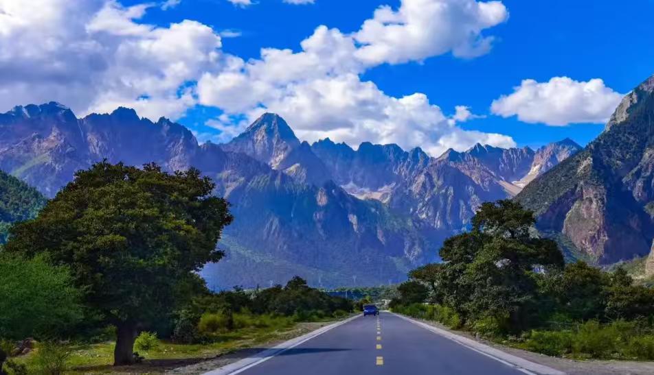 中国十大最美自驾路线排行榜自驾的意义，在于手握方向盘，奔赴山河辽阔，把沿途风