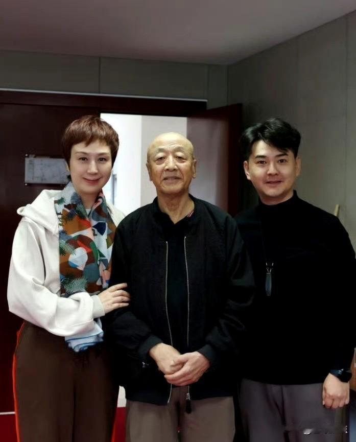 和著名京剧梅派青衣史依弘合影的、这一老一少也是京剧名家，戏迷朋友对他俩一定不陌生