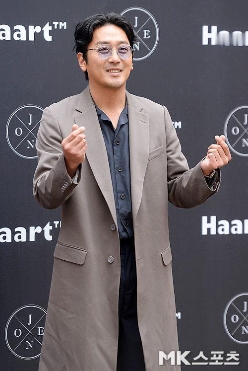 【河正宇方否认将结婚】此前有韩媒报道称，48岁韩国演员河正宇预计于7月前后举行婚