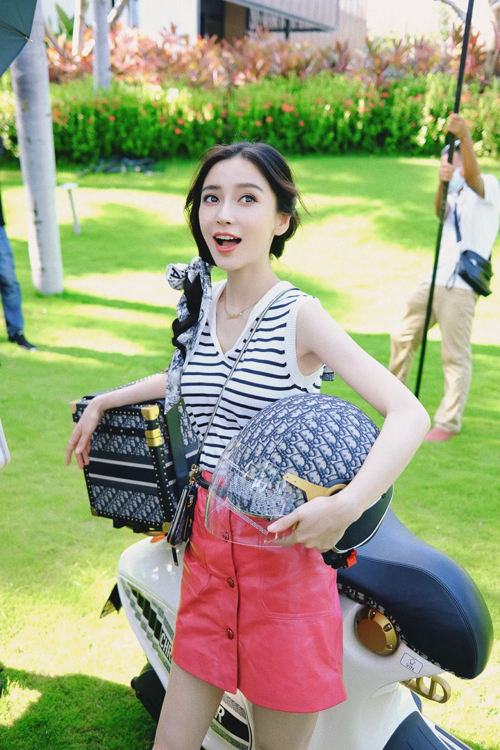 angelababy杨颖夏日草坪出逃日记加载完毕！骑小车、树下看书，元气满满