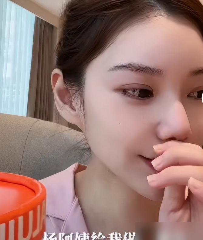 小杨阿姨春节没回台北，先是传出汪家有喜事。结果阿姨自己直播澄清，哪有什么喜事，还