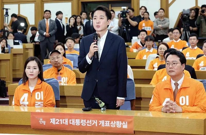 85后的李俊锡对女性爆粗口后丝毫没动摇在改革新党的地位。党内，内部会议别人都