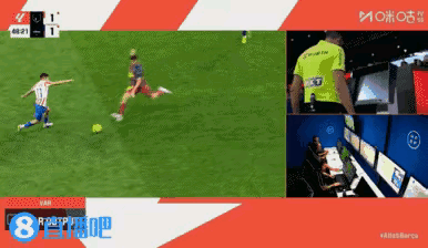 看来西甲要保巴萨了，都结结实实的蹬腿上了，还能由红牌变成黄牌，不知道改判是谁的主