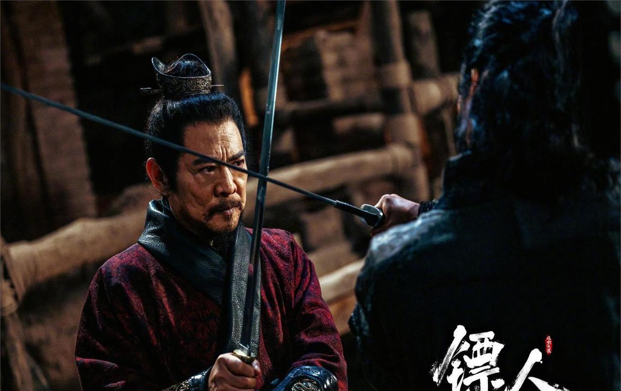 武侠片死了？吴京拎着两把刀又杀回来了。你信吗？就凭一部电影。《镖人》上映