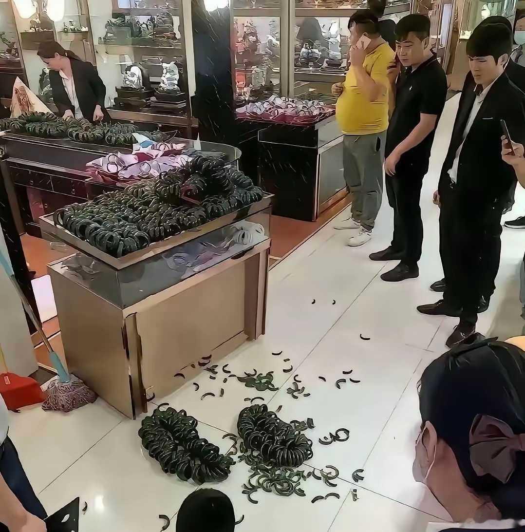 天呐，摔这么一堆我真的赔不起了啊，该怎么办呢？请问这是什么玉？你们知道吗？