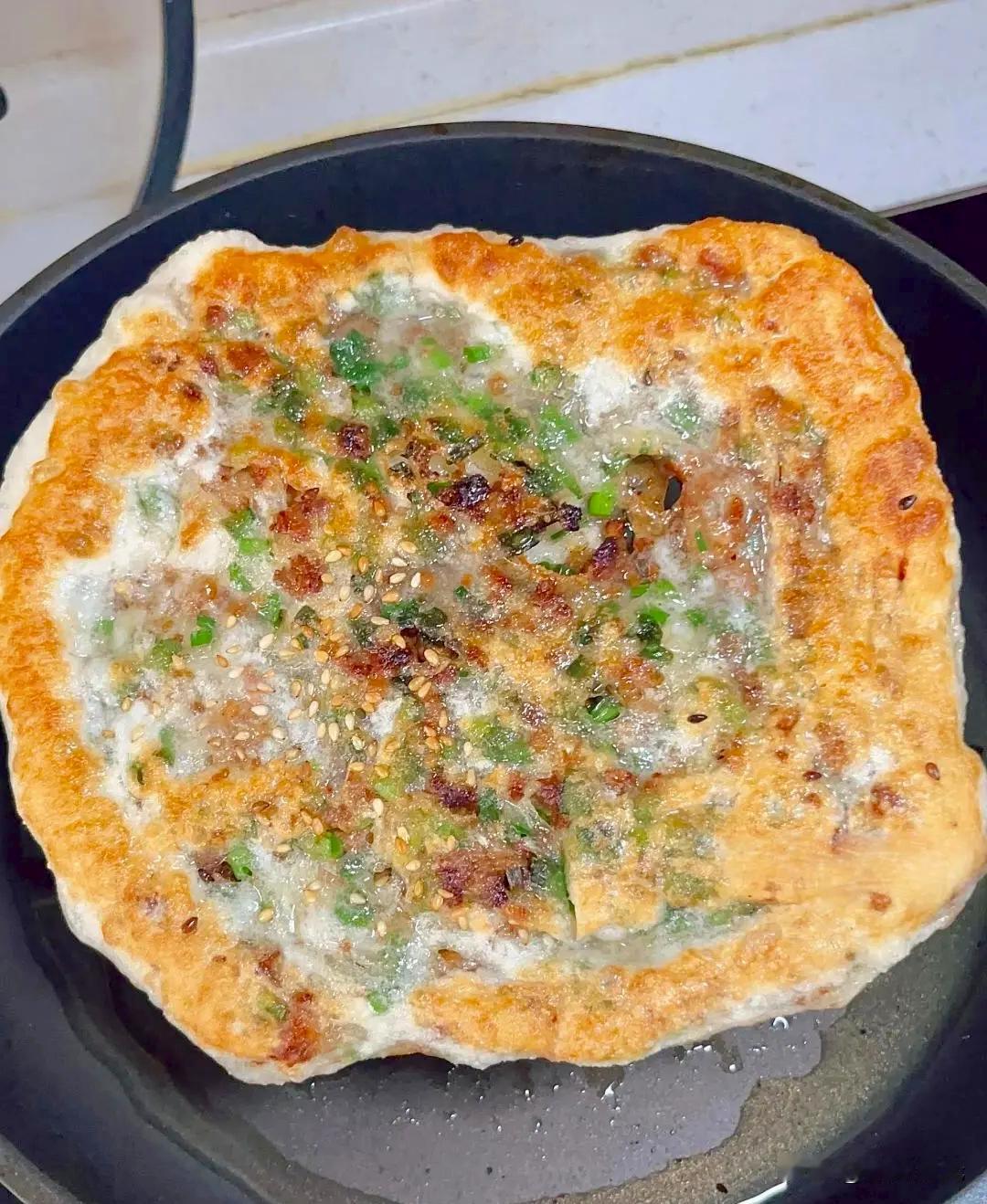 以前在市中心租房，楼下商业街有家夫妻砂锅店，两口子都是东北人，做面食是真的有一手