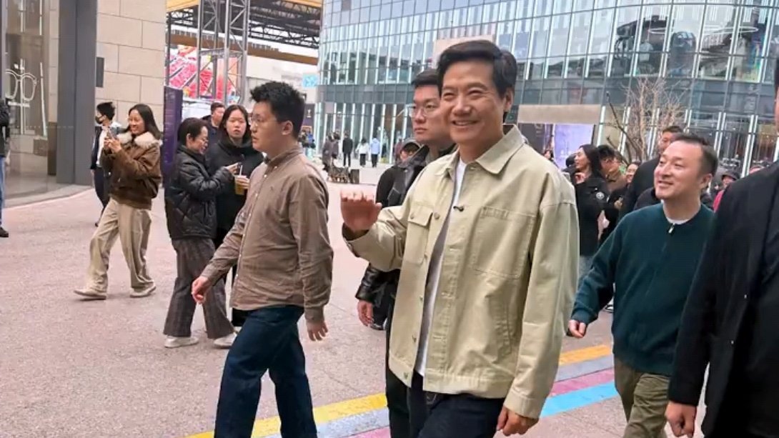 小米新SU7上市首个周末雷军现身门店讲解新SU7外观太吸睛，溜背轿跑+无框车门，