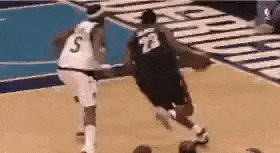 🔥从暴扣到欧洲步，詹姆斯的衰老藏在细节里！看这两张动图，瞬间懂了什么叫“