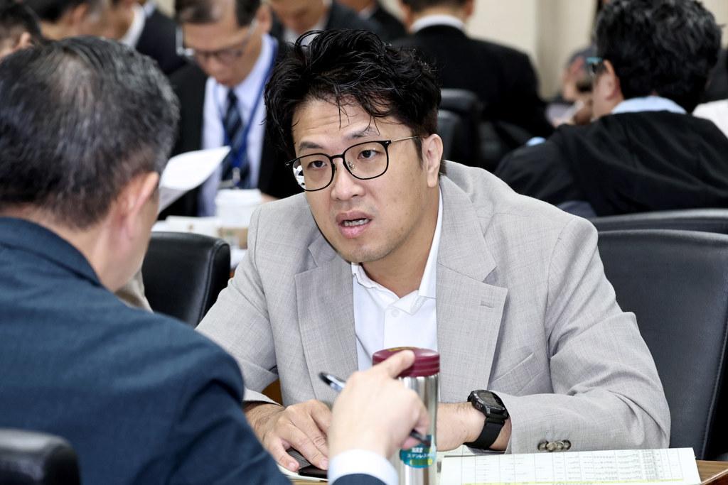 台北市长一役恐被蒋万安海放？王鸿薇揭沈伯洋面临2窘境据媒体24日公布的最新台北