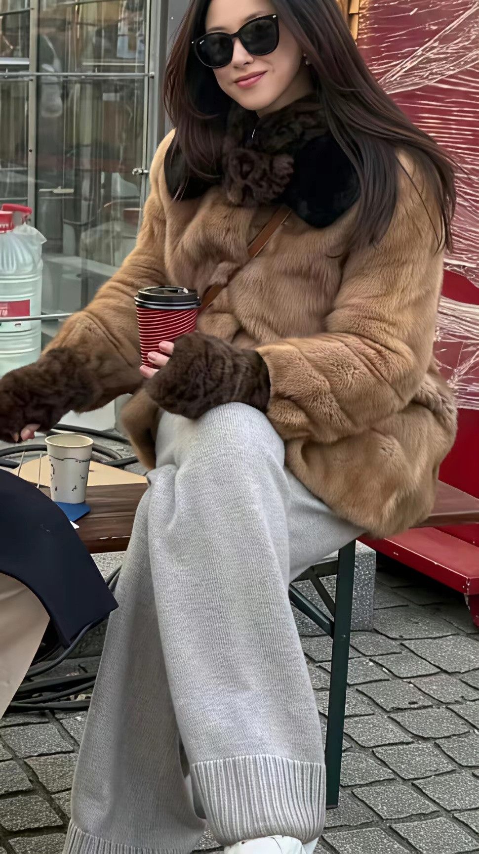 没想到女明星裤子的裤脚也会脏，朱珠也不例外，每条裤子裤脚脏不忍心看，女明星也不例