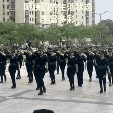 这些大妈可能童心未泯，穿戴打扮、手里拿着的玩意，很容易让人浮想联翩。首先，这些